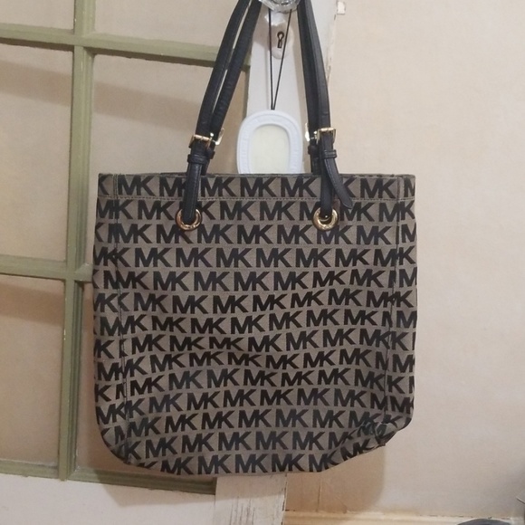 Michael Kors bag - Picture 1 of 4